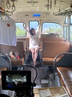 「廃バスに住む」実写PVのオフショット。