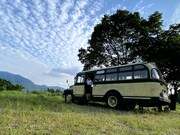 「廃バスに住む」実写PVのオフショット。