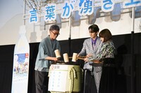 “サイダー樽”を割る様子。