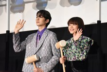 左から市川染五郎、杉咲花。