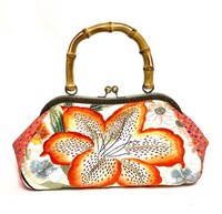 集花のがま口バッグ。