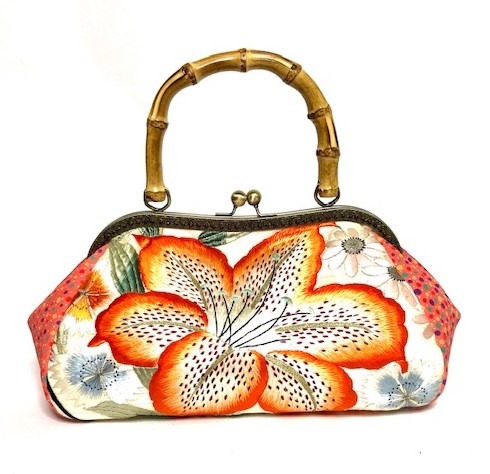 集花のがま口バッグ。