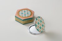 茶嘉葉のマジョリカタイル柄コンパクトミラー。