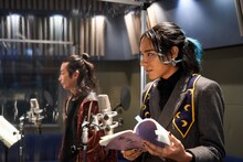 左から森山未來、アヴちゃん（女王蜂）。