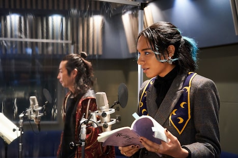 左から森山未來、アヴちゃん(女王蜂)。