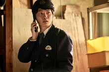神木隆之介扮する守屋真一郎。(c)筒井哲也/集英社 (c)2022映画「ノイズ」製作委員会