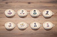 久米田描き下ろしビジュアルのキャラクターを使用した「喫茶ナポリ店ホットラテ」全8種。