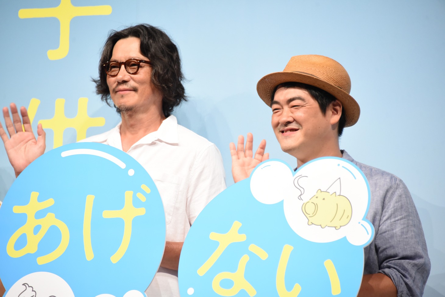 左から豊川悦司、沖田修一監督。