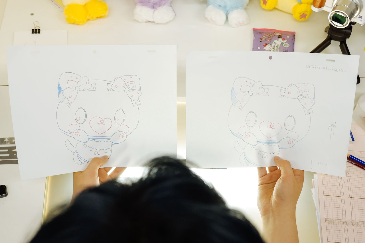 左が鶴房汐恩がトレスしたカット、右が作画部のスタッフがお手本としてトレスしたカット。