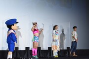 左から野原しんのすけ、フワちゃん、仲里依紗、高橋渉。