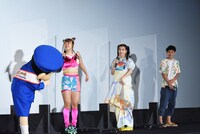 フワちゃんのおへそを見る野原しんのすけ。