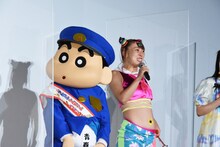 フワちゃんに合わせ、おへそに「青春」の文字を入れてきた野原しんのすけ。