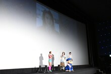 仲里依紗の青春時代の写真を見る一同。写真は高校時代の宣材写真。