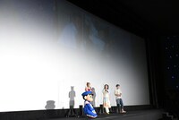 フワちゃんの青春時代の写真を見る一同。写真は担任教師とのもの。