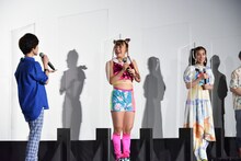 左から小林由美子、フワちゃん、仲里依紗。