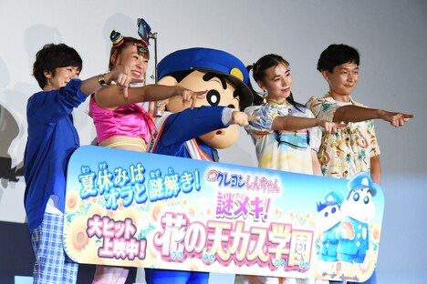 「映画クレヨンしんちゃん 謎メキ!花の天カス学園」初日舞台挨拶の様子。左から小林由美子、フワちゃん、野原しんのすけ、仲里依紗、高橋渉。