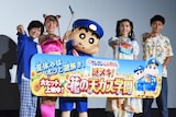 「映画クレヨンしんちゃん 謎メキ！花の天カス学園」公開初日舞台挨拶より。左から小林由美子、フワちゃん、野原しんのすけ、仲里依紗、高橋渉監督。