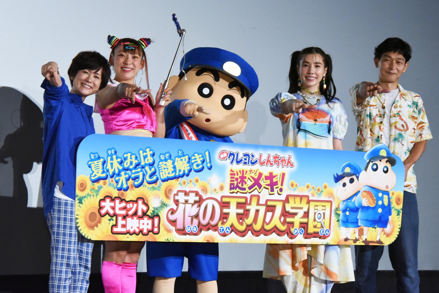 「映画クレヨンしんちゃん 謎メキ！花の天カス学園」初日舞台挨拶の様子。左から小林由美子、フワちゃん、野原しんのすけ、仲里依紗、高橋渉。