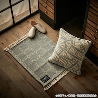 「五条悟 モデル」のクッションカバーとミニラグのイメージ。