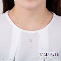 「魔法少女まどか☆マギカ 佐倉杏子 武器モチーフ ネックレス」の着用イメージ。