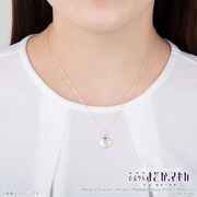 「魔法少女まどか☆マギカ 暁美ほむら 武器モチーフ ネックレス」の着用イメージ。