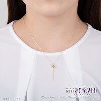 「魔法少女まどか☆マギカ 巴マミ 武器モチーフ ネックレス」の着用イメージ。