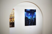 「漫画『もしも東京』展」の講堂内に展示された出水ぽすかの作品。