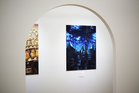 「漫画『もしも東京』展」の講堂内に展示された出水ぽすかの作品。