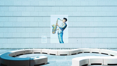 「漫画『もしも東京』展」の様子。石塚真一の作品が展示されている1階中庭。