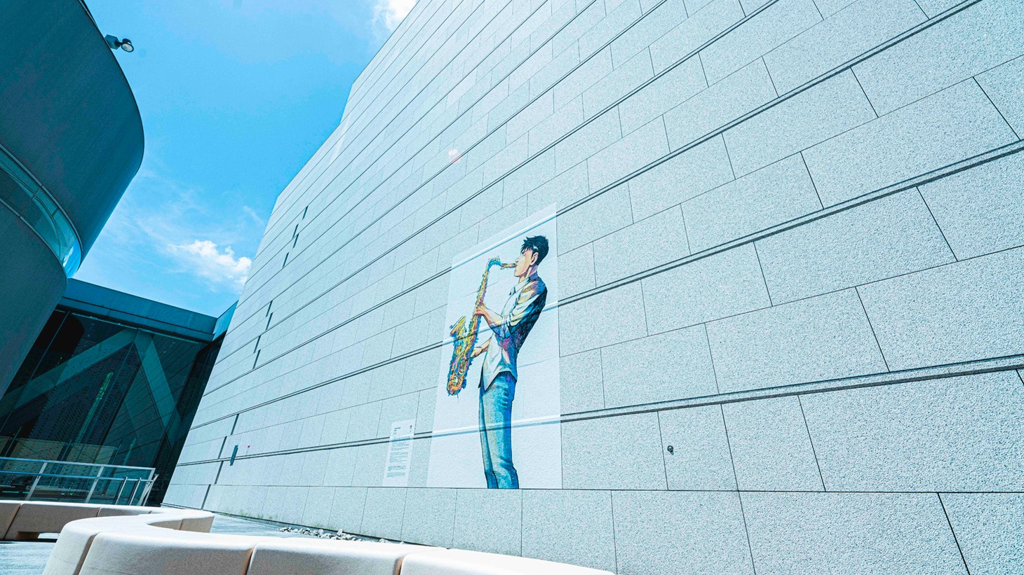 「漫画『もしも東京』展」の様子。石塚真一の作品が展示されている1階中庭。
