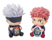 「じゅじゅつっち」を抱えた状態。