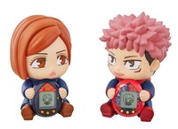 「じゅじゅつっち」を抱えた状態。