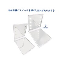 ライティングミラーを開いた様子。