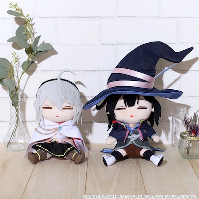 左がアムネシア、右がサヤのぬいぐるみ。