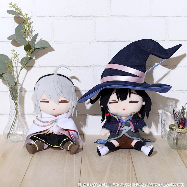 左がアムネシア、右がサヤのぬいぐるみ。