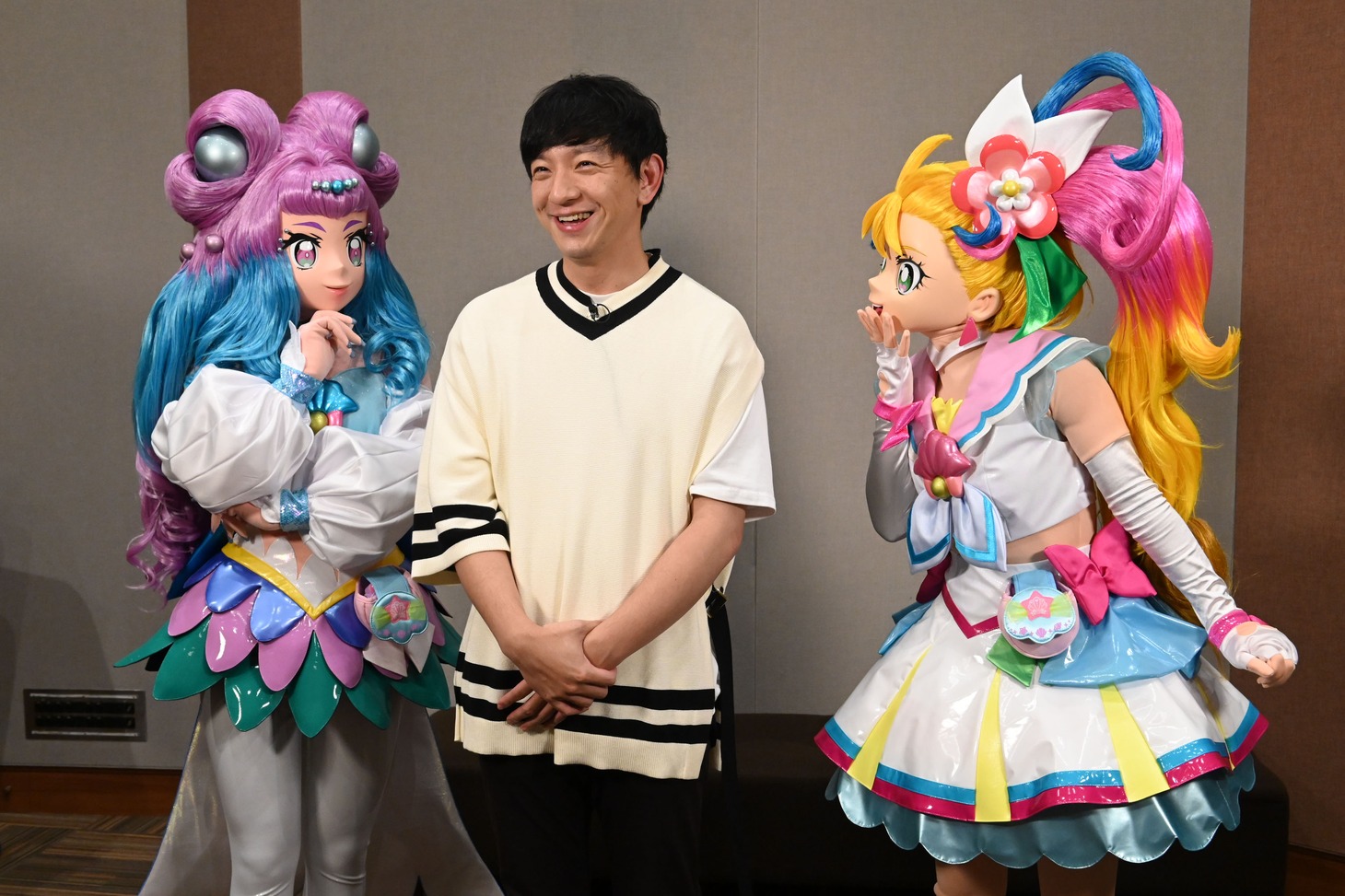 左からキュアラメール、向井慧、キュアサマー。