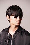 ドラマ「キン肉マン THE LOST LEGEND」に、プロデューサー兼ロビンマスク役を務める本人役として出演する綾野剛。