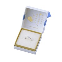 リボン付きの専用ボックス。