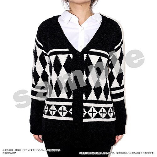 「東京リベンジャーズ カーディガン（ドラケンイメージ）」レディースサイズの着用イメージ。