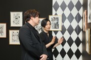 「黒執事展 -Rich Black-」を鑑賞する小野大輔（左）、坂本真綾（右）。（撮影：重本隆）
