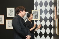 「黒執事展 -Rich Black-」を鑑賞する小野大輔（左）、坂本真綾（右）。（撮影：重本隆）