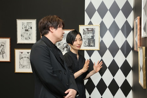 「黒執事展 -Rich Black-」を鑑賞する小野大輔(左)、坂本真綾(右)。(撮影:重本隆)