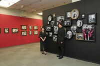「黒執事展 -Rich Black-」を訪れた坂本真綾（左）、小野大輔（右）。（撮影：重本隆）