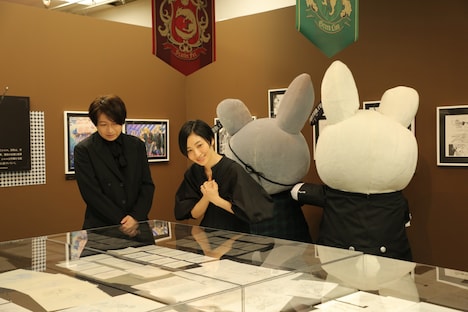 「黒執事展 -Rich Black-」を鑑賞する小野大輔（左）、坂本真綾（右）。（撮影：重本隆）