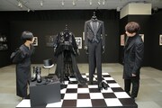 「黒執事展 -Rich Black-」を鑑賞する坂本真綾（左）、小野大輔（右）。（撮影：重本隆）