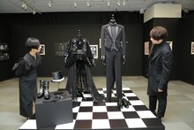 「黒執事展 -Rich Black-」を鑑賞する坂本真綾（左）、小野大輔（右）。（撮影：重本隆）