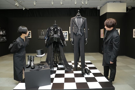 「黒執事展 -Rich Black-」を鑑賞する坂本真綾（左）、小野大輔（右）。（撮影：重本隆）