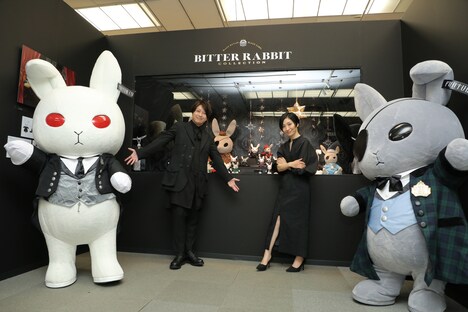 「黒執事展 -Rich Black-」を訪れた小野大輔(左)、坂本真綾(右)。(撮影:重本隆)