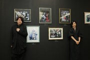 「黒執事展 -Rich Black-」を訪れた小野大輔（左）、坂本真綾（右）。（撮影：重本隆）