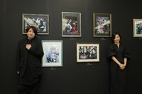 「黒執事展 -Rich Black-」を訪れた小野大輔（左）、坂本真綾（右）。（撮影：重本隆）
